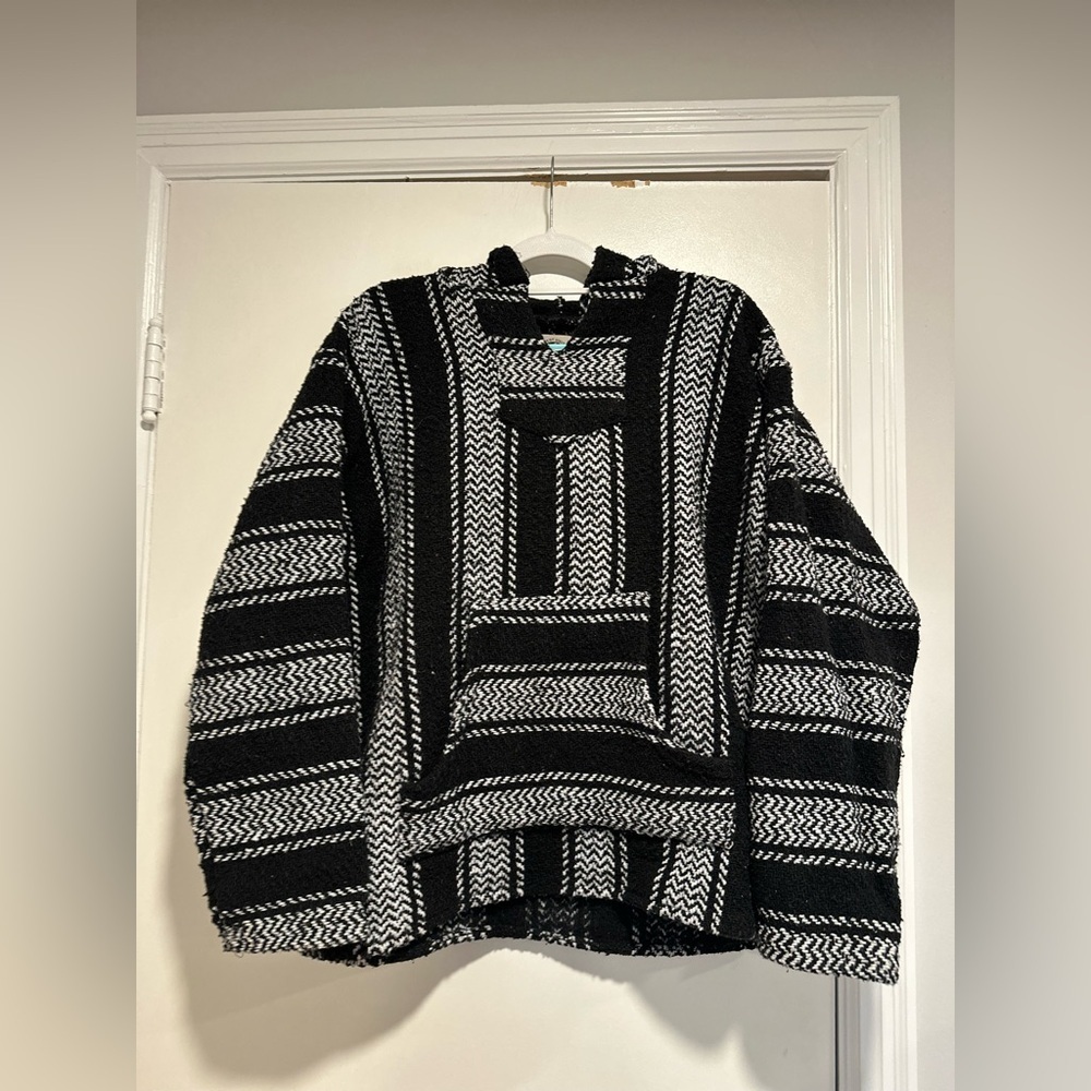 Earth Ragz Sz: L Black & White mexican hoodie Blanket Poncho Pullover Sweater.